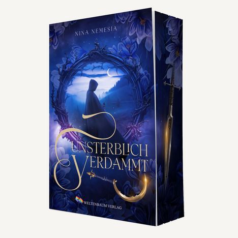 "Unsterblich verdammt" von Nina Nemesia. Blau-violettes Cover mit Kapuzenfigur vor Mondsichel, Schwert und Blumenrahmen.