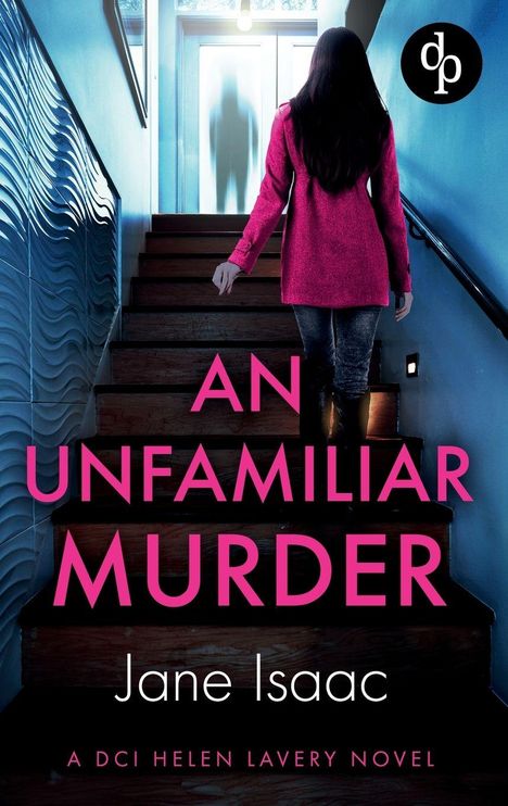 "AN UNFAMILIAR MURDER" von Jane Isaac. Eine Frau in rosa Mantel geht Treppen hoch, Silhouette an Glastür sichtbar, dp-Logo.