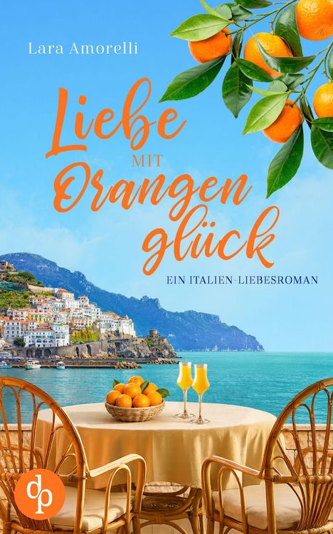 „Liebe mit Orangenglück: Ein Italien-Liebesroman“. Orangen, Tisch mit Stühlen, Küstenstadt, Meer, blauer Himmel.