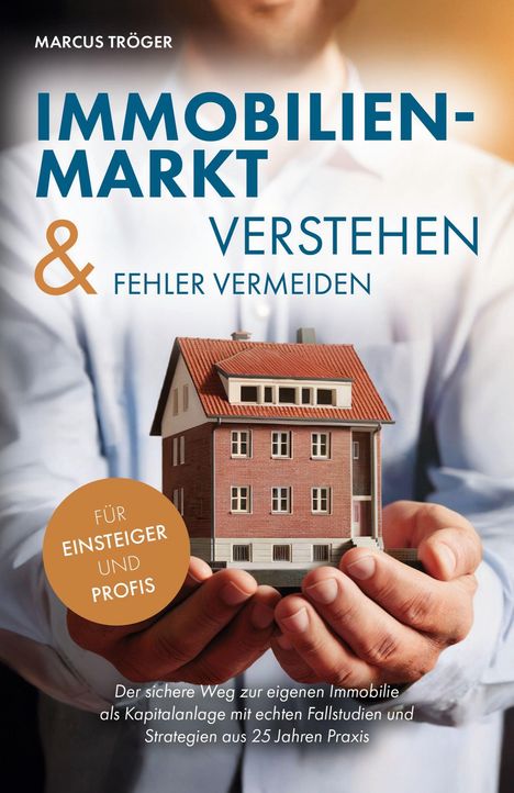 IMMOBILIENMARKT VERSTEHEN & FEHLER VERMEIDEN. Hände halten ein kleines Modellhaus.