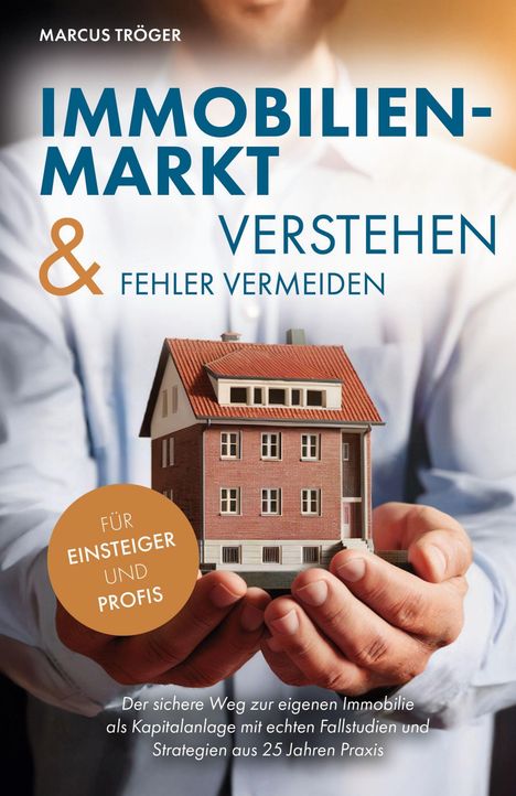 „IMMOBILIENMARKT VERSTEHEN & FEHLER VERMEIDEN“, darunter ein miniaturisiertes Haus in Händen.