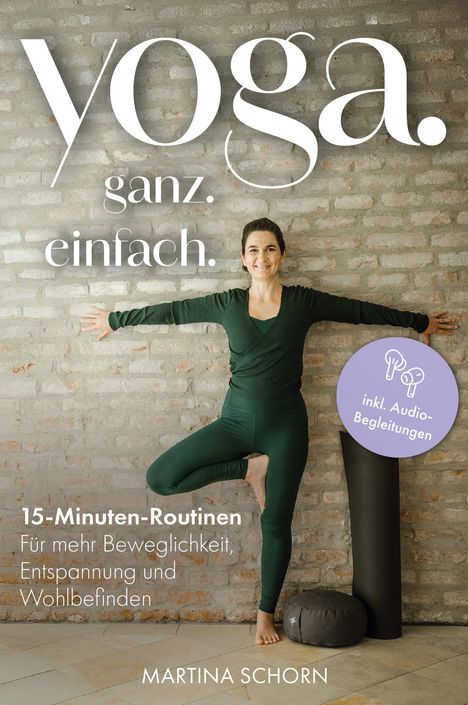 „Yoga. ganz. einfach.“ Frau in Grüner Kleidung in Yoga-Pose vor Ziegelwand.