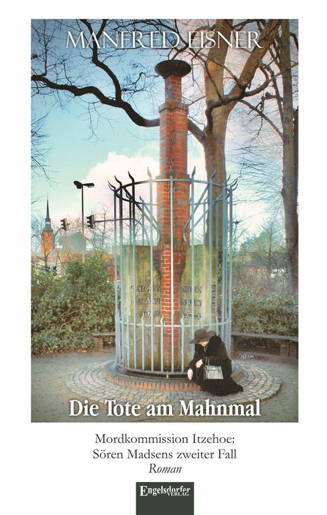"Die Tote am Mahnmal", Mordkommission Itzehoe: Sören Madsens zweiter Fall. Eine Frau sitzt vor einem Gedenkmal.