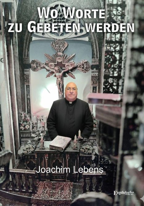 Texte: "WO WORTE ZU GEBETEN WERDEN", "Joachim Lebens". Ein Priester steht vor einem Altar mit Kreuz und Kerzen.