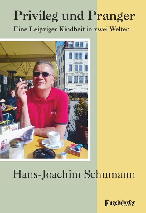 „Privileg und Pranger“, „Eine Leipziger Kindheit in zwei Welten“, Hans-Joachim Schumann. Ein Mann im Café, sonniger Tag.