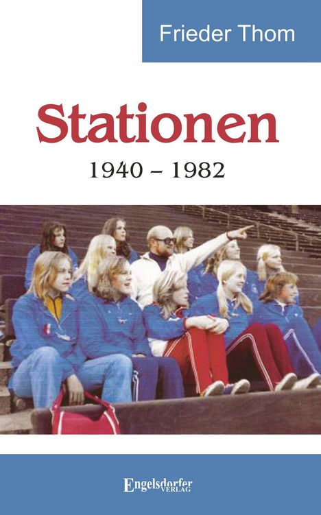 "Stationen 1940–1982" von Frieder Thom. Eine Gruppe Menschen in blauen Anzügen sitzt auf Tribünen.