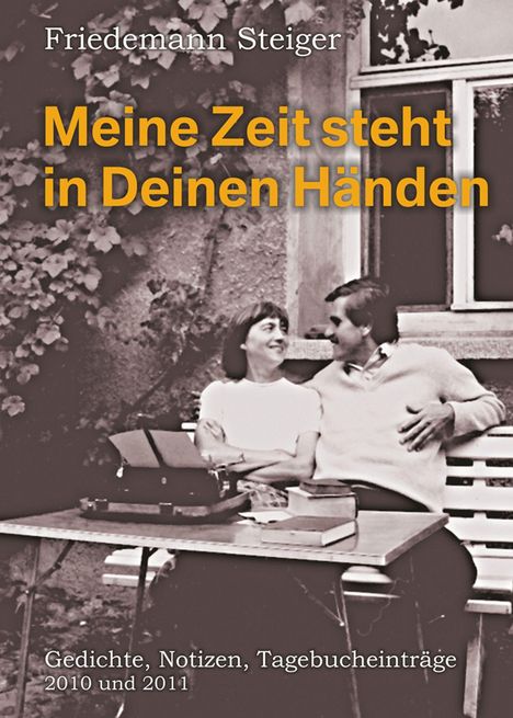 "Meine Zeit steht in Deinen Händen" steht in gelb, darüber Friedemann Steiger. Schwarz-weißes Foto: Paar sitzt vor Fenster.