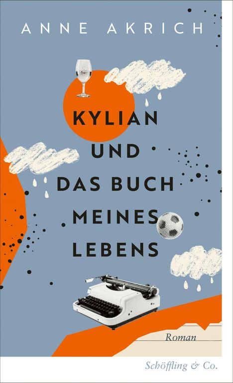 "Kylian und das Buch meines Lebens" von Anne Akrich. Eine Schreibmaschine, ein Weinglas und Wolkenillustrationen.