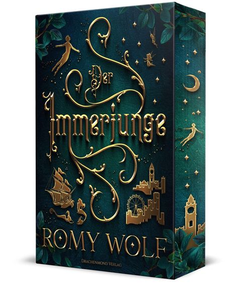 "Der Immerjunge" von Romy Wolf, verschnörkelter Goldschrift auf grünem Hintergrund mit Segelschiff, Stadt und fliegenden Figuren.