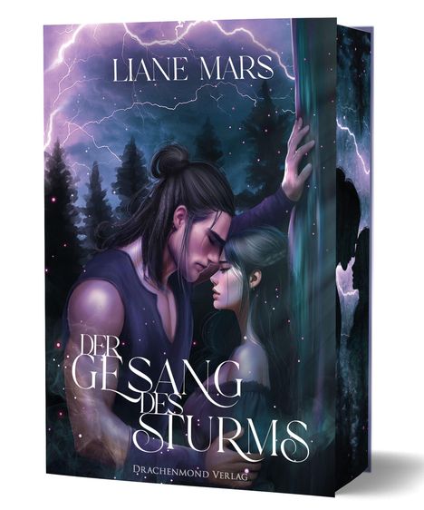 "Liane Mars, Der Gesang des Sturms, Drachenmond Verlag." Illustration: Ein Paar in inniger Umarmung, Hintergrund mit Blitzen.