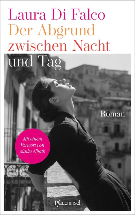 Text: "Laura Di Falco Der Abgrund zwischen Nacht und Tag Roman Mit einem Vorwort von Maike Albath Pfaueninsel".  
Eine Frau lehnt sich gegen ein Geländer, Kopf im Profil erhoben.