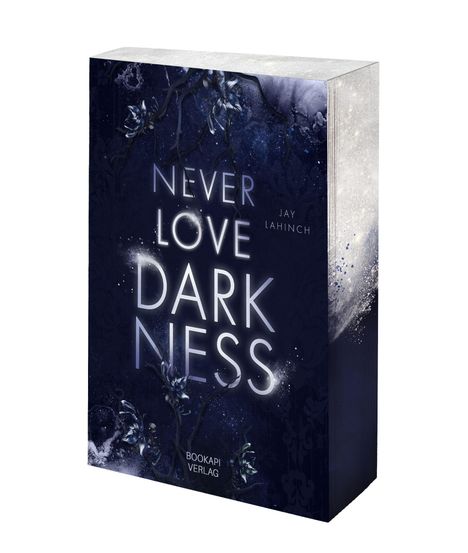 "NEVER LOVE DARKNESS" von Jay Lahinch. Dunkelblaue, sternenklare Nacht mit floralen Mustern. BOOKAPI VERLAG unten.