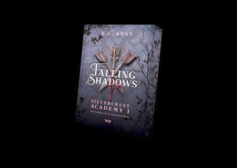 „Falling Shadows“, „Silvercrest Academy I“, „Sie wollen dich unterwerfen“. Drei Pfeile, florales Muster im Hintergrund.
