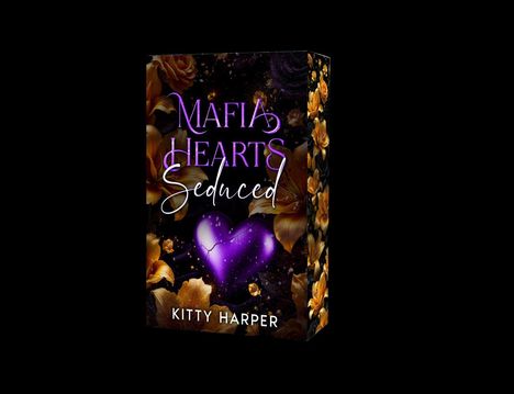 "Mafia Hearts Seduced" in lila Schrift, darunter ein lila Herz, umgeben von goldenen Rosen, auf schwarzem Hintergrund.