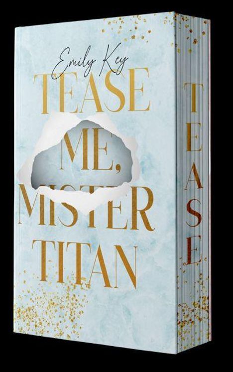 Der Text "TEASE ME, MISTER TITAN" steht in goldener Schrift. Stilisiertes Cover mit goldenen Sprenkeln auf hellblauem Grund.