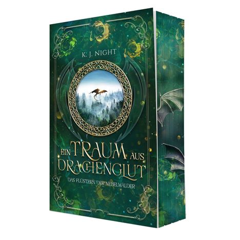 "K. J. Night, Ein Traum aus Drachenglut, Das Flüstern der Nebelwälder." Grüne Gestaltung, Drache über nebeligen Wäldern.