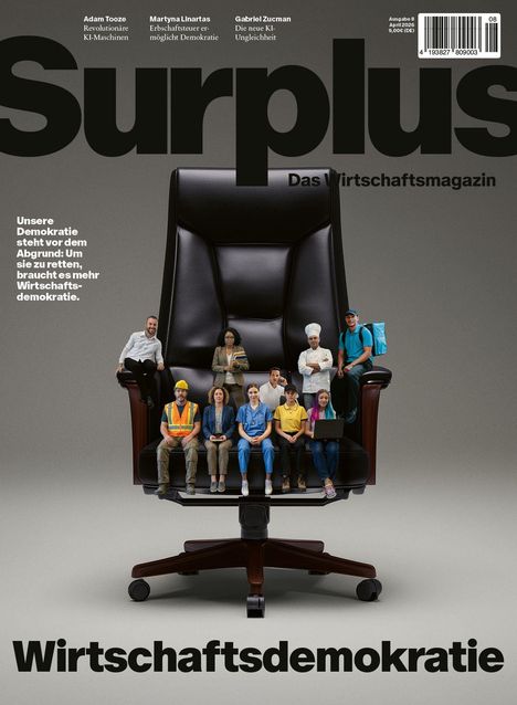 Titel: Surplus - Das Wirtschaftsmagazin. Text: "Unsere Demokratie steht vor dem Abgrund: Um sie zu retten, braucht es mehr Wirtschaftsdemokratie." Ein großer Bürostuhl, darauf diverse Personen in Berufsbekleidung.