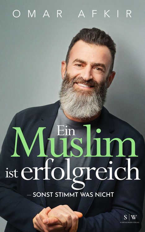 "Omar Afkir: Ein Muslim ist erfolgreich – sonst stimmt was nicht." Ein Mann mit Bart lächelt freundlich.