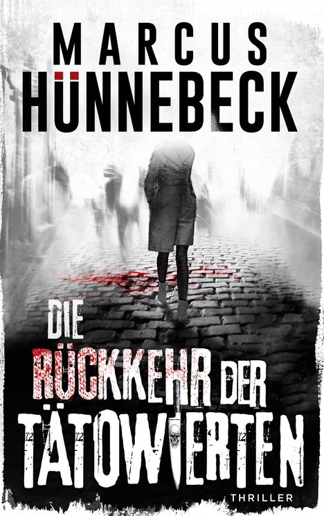 "Marcus Hünnebeck. Die Rückkehr der Tätowierten. Thriller. Schwarz-weißes Bild, Person auf nasser, gepflasterter Straße."