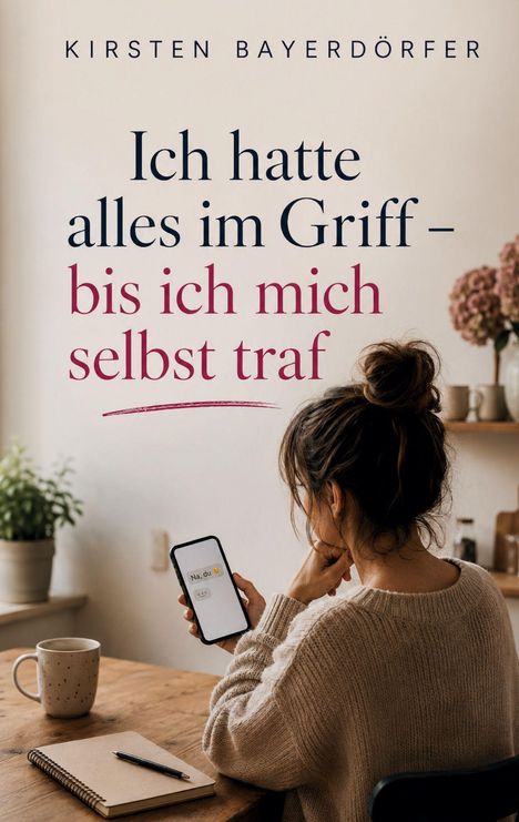 Text: „Ich hatte alles im Griff – bis ich mich selbst traf“. Frau blickt auf ein Handy, Tasse und Notizbuch auf dem Tisch.