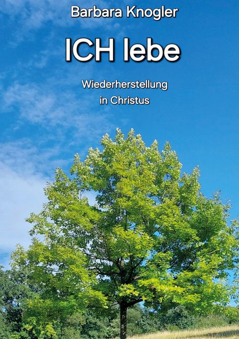 Auf blauem Hintergrund steht: "Barbara Knogler, ICH lebe, Wiederherstellung in Christus." Ein grüner Baum vor klarem Himmel.