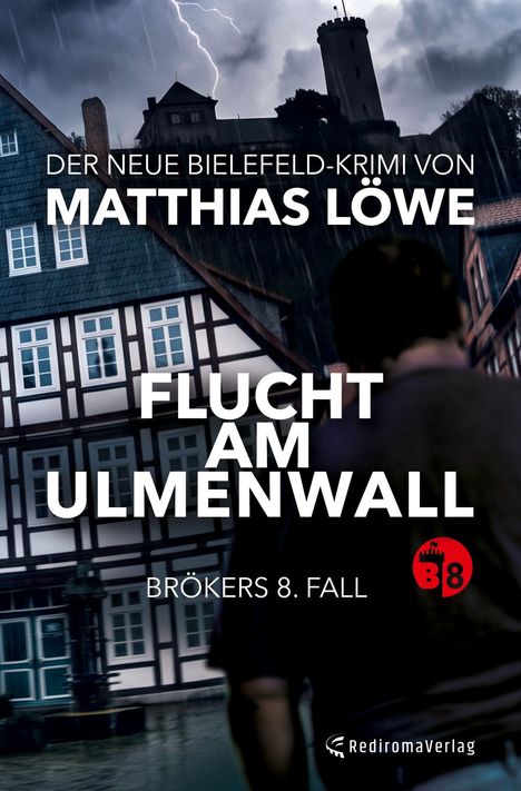Texte: "DER NEUE BIELEFELD-KRIMI VON MATTHIAS LÖWE", "FLUCHT AM ULMENWALL", "BRÖKERS 8. FALL". Szene: Ein Mann vor Fachwerkhäusern bei Gewitter.