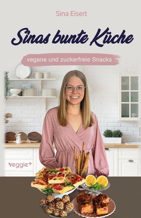 "Sinas bunte Küche", "vegane und zuckerfreie Snacks". Frau in rosa Kleid, diverse vegane Snacks auf Tisch.