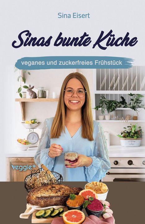 „Sina Eisert“, „Sinas bunte Küche“, „veganes und zuckerfreies Frühstück“. Frau mit Glas, diverse Lebensmittel.