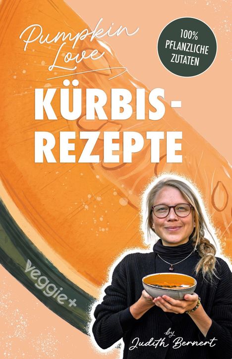 "Kürbis-Rezepte", "Pumpkin Love", "100% pflanzliche Zutaten", "veggie+", "by Judith Bernert". Frau hält Kürbissuppe.