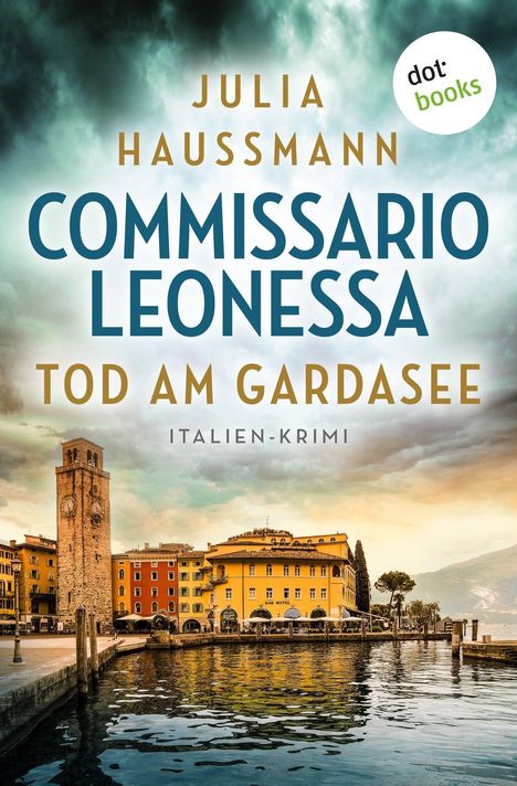 "Commissario Leonessa: Tod am Gardasee" von Julia Haussmann. Ein Hafen mit Gebäuden und einem Turm unter bewölktem Himmel.
