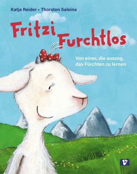 "Fritzi Furchtlos. Von einer, die auszog, das Fürchten zu lernen." zeigt eine lachende Ziege mit roter Schleife vor Bergen.