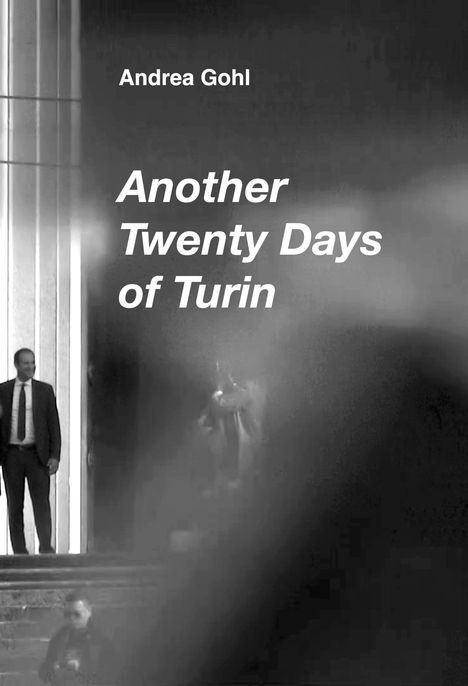 Text: "Andrea Gohl, Another Twenty Days of Turin". Schwarz-weißes Bild mit einem Mann im Anzug vor einem Gebäude.