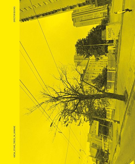 "Spector Books, Katja Stuke: Trees in Ukraine." Eine städtische Szene mit Häusern und einem Baum, gelblich gefärbt.