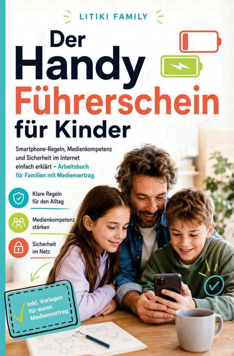 "Der Handy Führerschein für Kinder." Drei Personen betrachten gemeinsam ein Handy, während sie an einem Tisch sitzen.