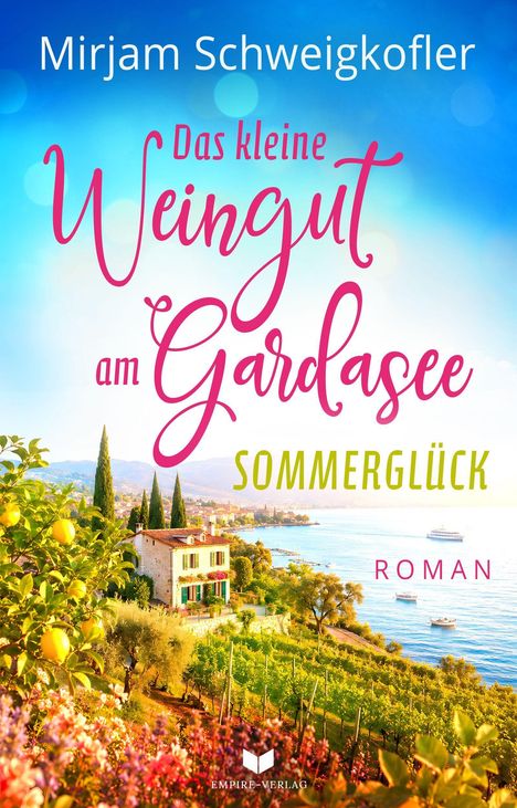 "Das kleine Weingut am Gardasee. Sommerglück. Roman." Malerische Landschaft mit See, Haus, Zypressen und Zitronenbäumen.