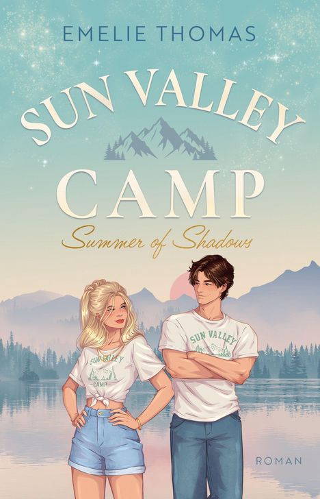 Oben im Bild stehen groß die Worte: "Sun Valley Camp" und "Summer of Shadows". Zwei Personen in Freizeitkleidung vor einer Berglandschaft.