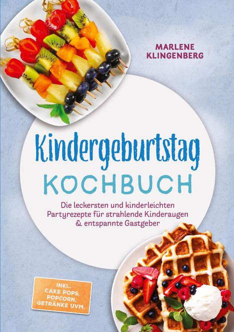"Kindergeburtstag Kochbuch" mit Fruchtspießen und Waffeln mit Beeren und Eis auf einem Teller.