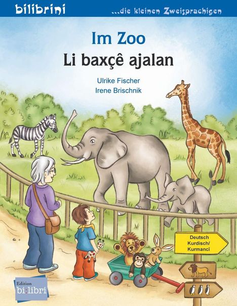 "Im Zoo, Li baxçe ajalan." Ein Kind mit Spielzeugtieren und eine Frau schauen Elefanten, Giraffe und Zebra an.