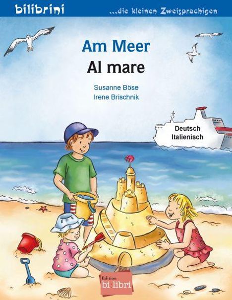 „Am Meer / Al mare“ steht groß oben. Zwei Kinder bauen am Strand eine prächtige Sandburg.