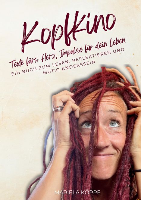 „Kopfkino. Texte fürs Herz, Impulse für dein Leben. Ein Buch zum Lesen, Reflektieren und mutig Anderssein.“ Ganz unten: „Mariela Köppe“. Eine Person mit roten Dreadlocks schaut lächelnd nach oben.