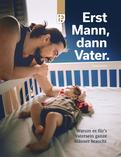 "Erst Mann, dann Vater. Daniel Janzen. Warum es für's Vatersein ganze Männer braucht." 
Ein Mann beugt sich lächelnd über ein Baby im Bettchen.