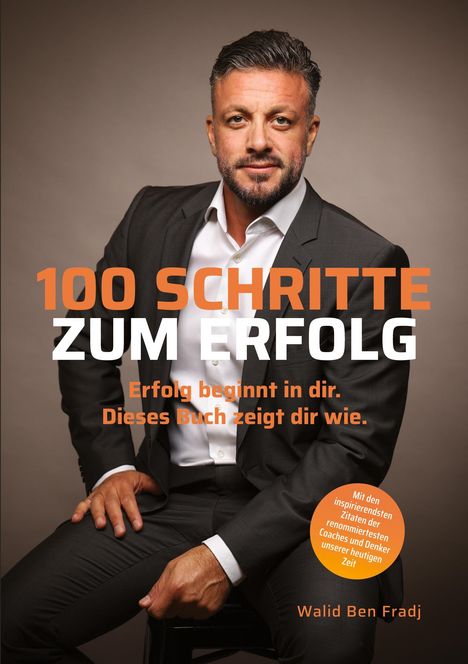 "100 SCHRITTE ZUM ERFOLG. Erfolg beginnt in dir. Dieses Buch zeigt dir wie." Ein Mann im Anzug sitzt selbstbewusst.