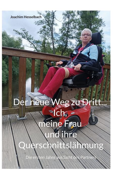 Text: "Der neue Weg zu Dritt... Ich, meine Frau und ihre Querschnittslähmung". Frau im Rollstuhl auf Holzbrücke.