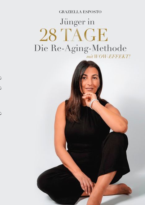 "Jünger in 28 TAGE" steht in großen Lettern. Eine Frau sitzt entspannt, trägt ein ärmelloses, schwarzes Outfit.