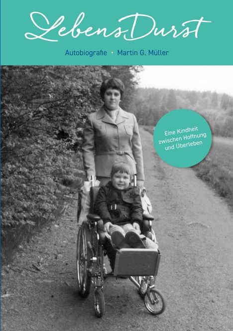 "LebensDurst. Autobiografie, Martin G. Müller. Eine Kindheit zwischen Hoffnung und Überleben." Frau schiebt Kind im Rollstuhl.