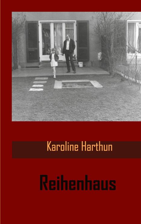 "Reihenhaus" und "Karoline Harthun" auf einem roten Hintergrund, darunter ein altes Foto eines Mannes und eines Mädchens im Garten.