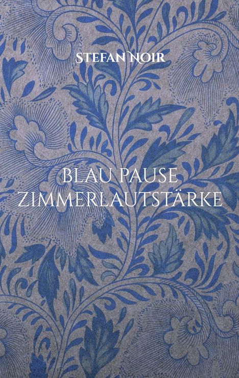 "STEFAN NOIR, BLAU PAUSE ZIMMERLAUTSTÄRKE" in weißer Schrift auf blauem, floralem Hintergrundmuster.