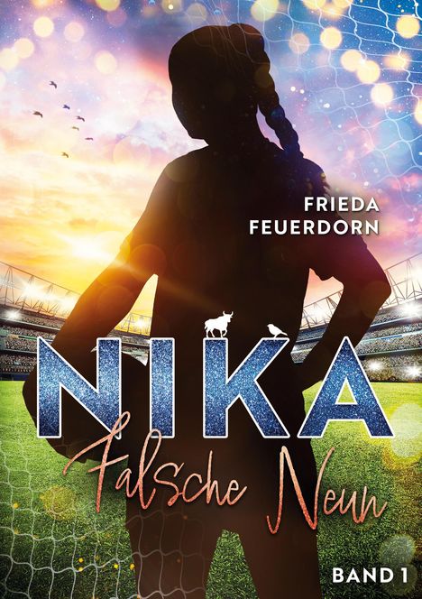 Text: "NIKA falsche Neun", "FRIEDA FEUEDORN", "BAND 1". Silhouette eines Mädchens vor einem Stadion bei Sonnenuntergang.