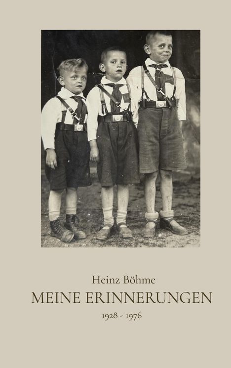 "Heinz Böhme MEINE ERINNERUNGEN 1928 - 1976." Drei Jungen in Trachten mit Hosenträgern und Kniestrümpfen stehen nebeneinander.