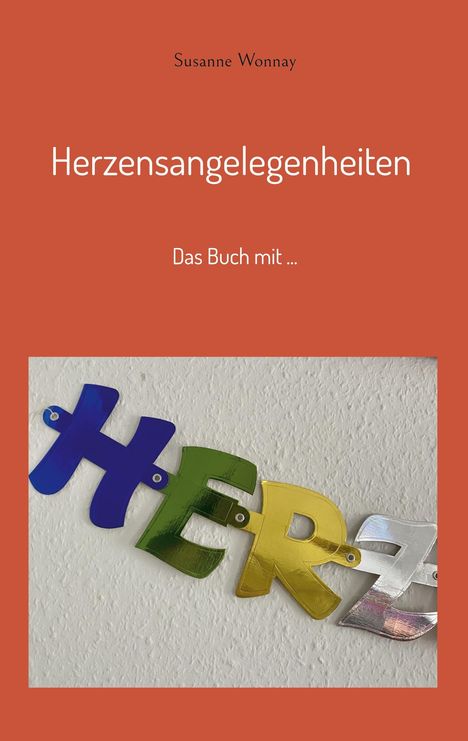 Susanne Wonnay: Herzensangelegenheiten, Das Buch mit ... Bunte Buchstaben „HERZ...“ an der Wand auf rotem Hintergrund.